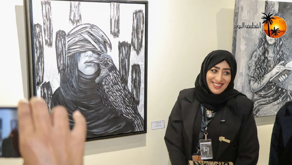 في وسط العوامية.. «ما وراء العين» يبوح بريشة زينب آل لباد بـ الأبيض والأسود