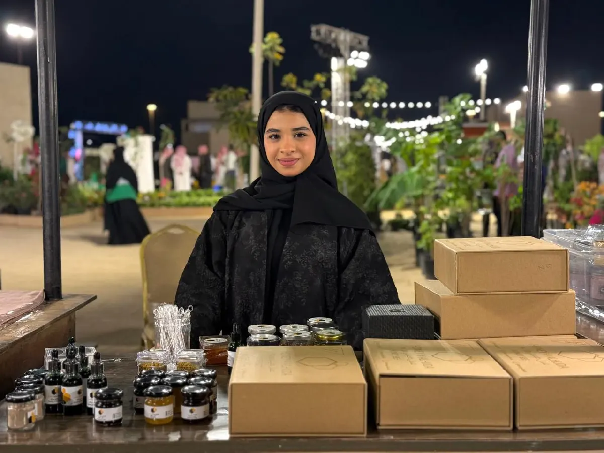 في «عالم النباتات والزهور» بوسط العوامية.. سرى أبو المكارم تروي قصة مانجروف تاروت بقطرات عسل