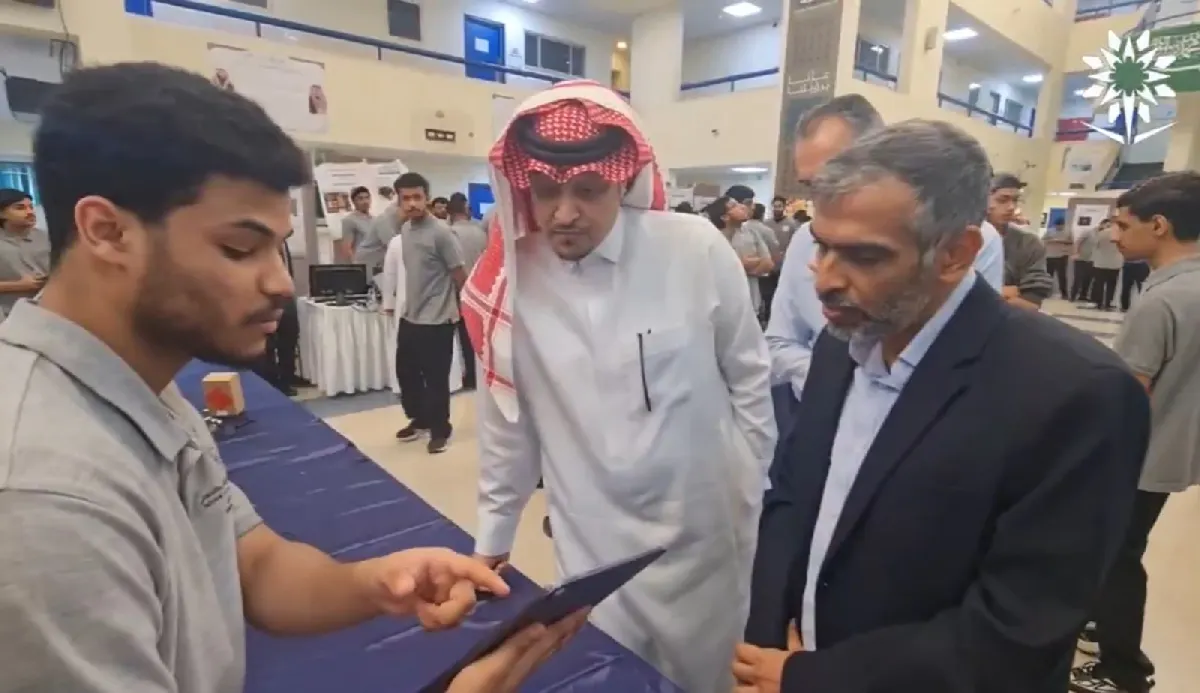 «شاشات وأسلاك وأفكار تسبق الزمن».. معرض ابتكاري يكشف مواهب رقمية واعدة بتقنية القطيف