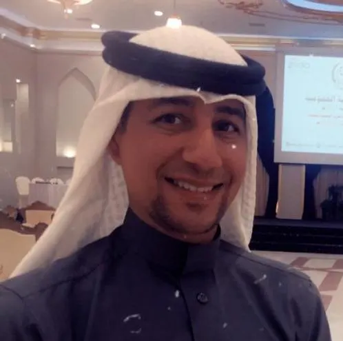من القديح.. جامعة الملك فيصل تمنح «مؤيد البناي» البكالوريوس في إدارة الأعمال
