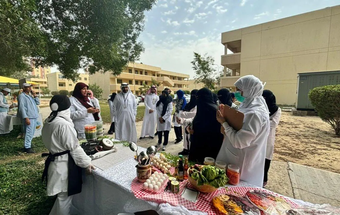مستشفى القطيف ينشر الأنماط الصحية بين منسوبيه