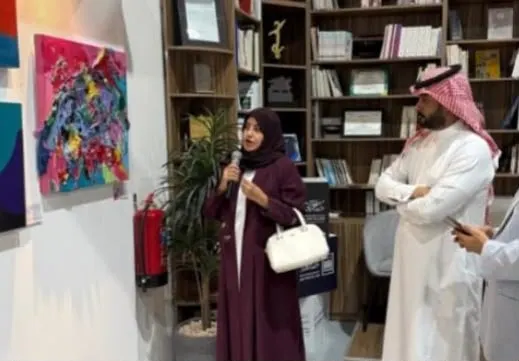 من أم الحمام.. حنان هنيدي تدخل الخامات في حوار لوني وتنسج «التفاؤل والمرح» في روازن 6