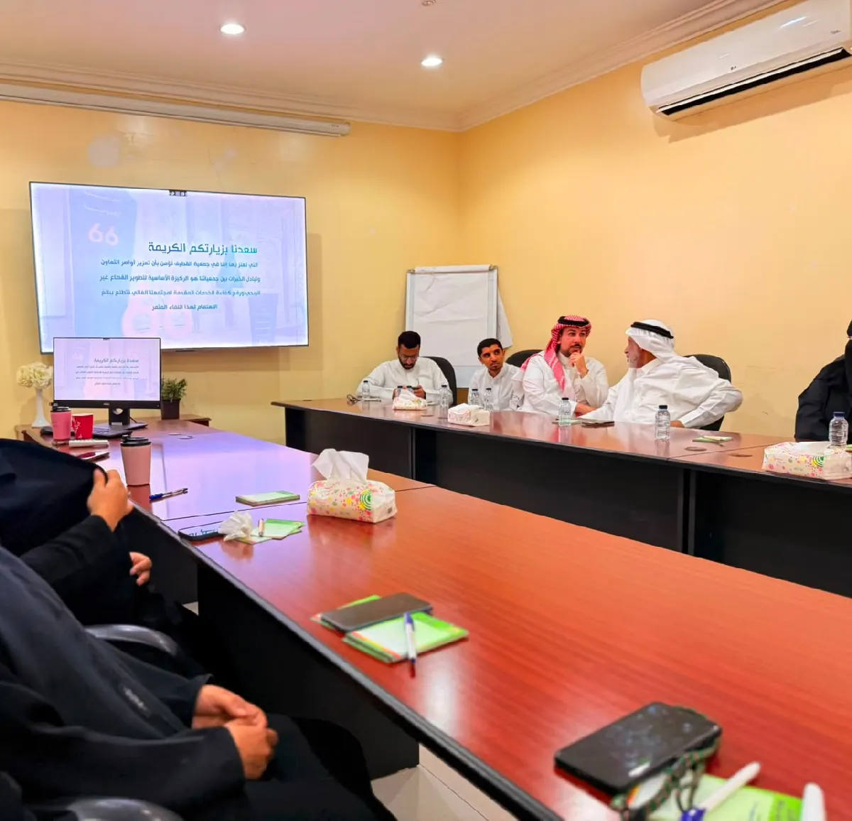 «خيرية القطيف» تفتح أبواب تجربتها المؤسسية لـ«خيرية تاروت».. التحول الإداري وتبادل الخبرات يرسمان آفاق تعاون جديدة