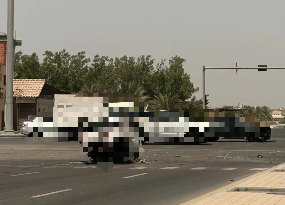 تصادم عند تقاطع «العوامية القديح» ينتهي بانقلاب مروّع لمركبة وسط الطريق