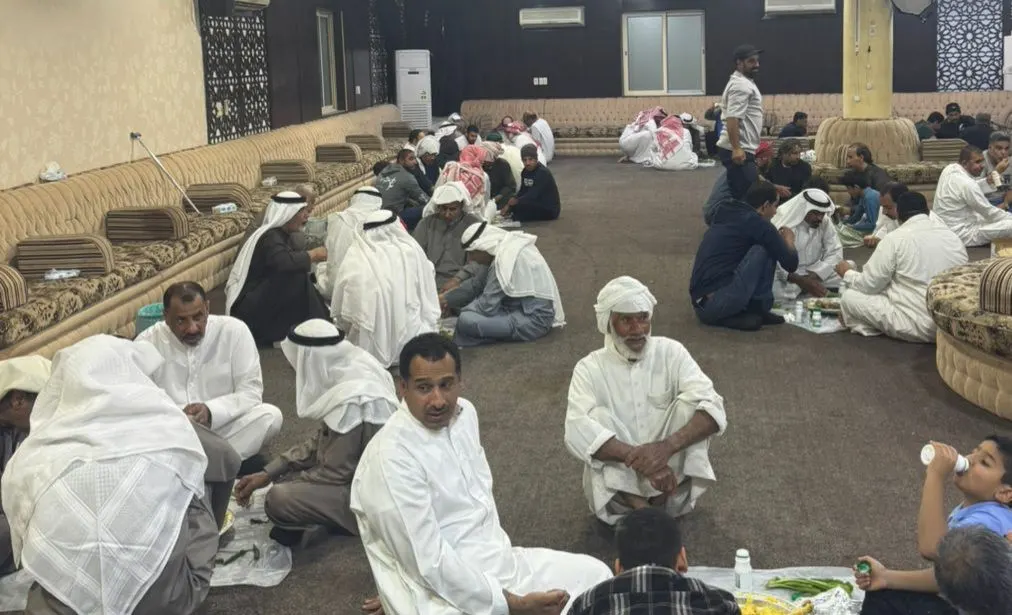 وجوه اعتادت لحظات الفقد تلتقي على الفرح.. سحور يجمع مكرمي الموتى في الجارودية