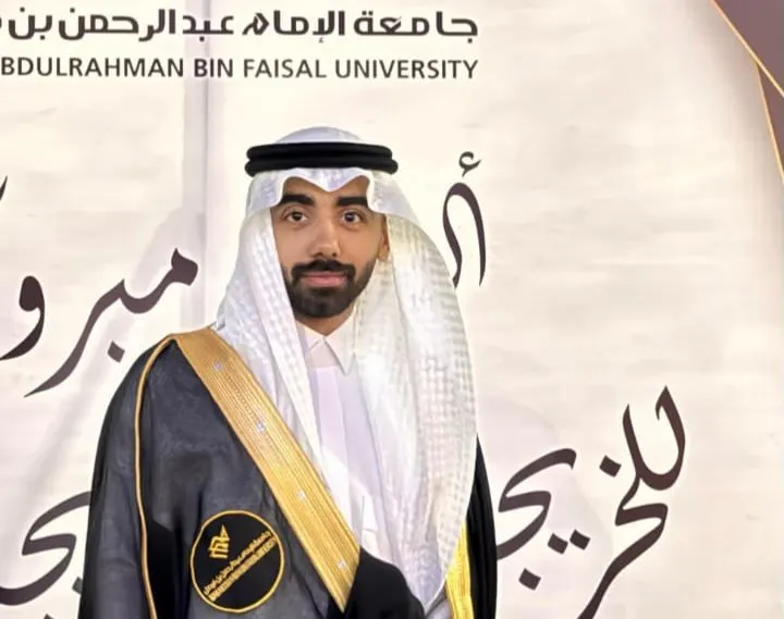 من شويكة القطيف.. جامعة الإمام عبد الرحمن بن فيصل تمنح «حسين البحراني» البكالوريوس في العمارة