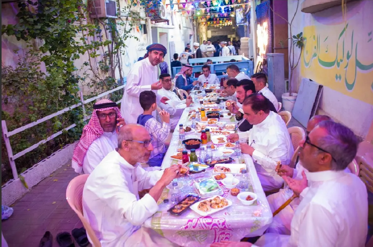 في أم الحمام.. موائد الإفطار الجماعي.. عادة اجتماعية تعزز الألفة بين الأهالي
