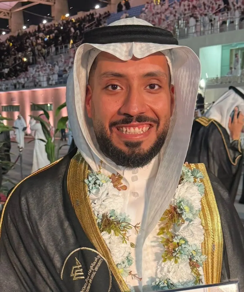 من العوامية.. «جامعة الإمام عبدالرحمن بن فيصل» تمنح محمد آل سعيد الماجستير في إدارة الأعمال بمرتبة الشرف