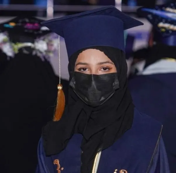 من القديح.. مع مرتبة الشرف الأولى.. جامعة الملك فيصل تمنح «هبة آل غزوي» بكالوريوس إعلام اتصال إستراتيجي