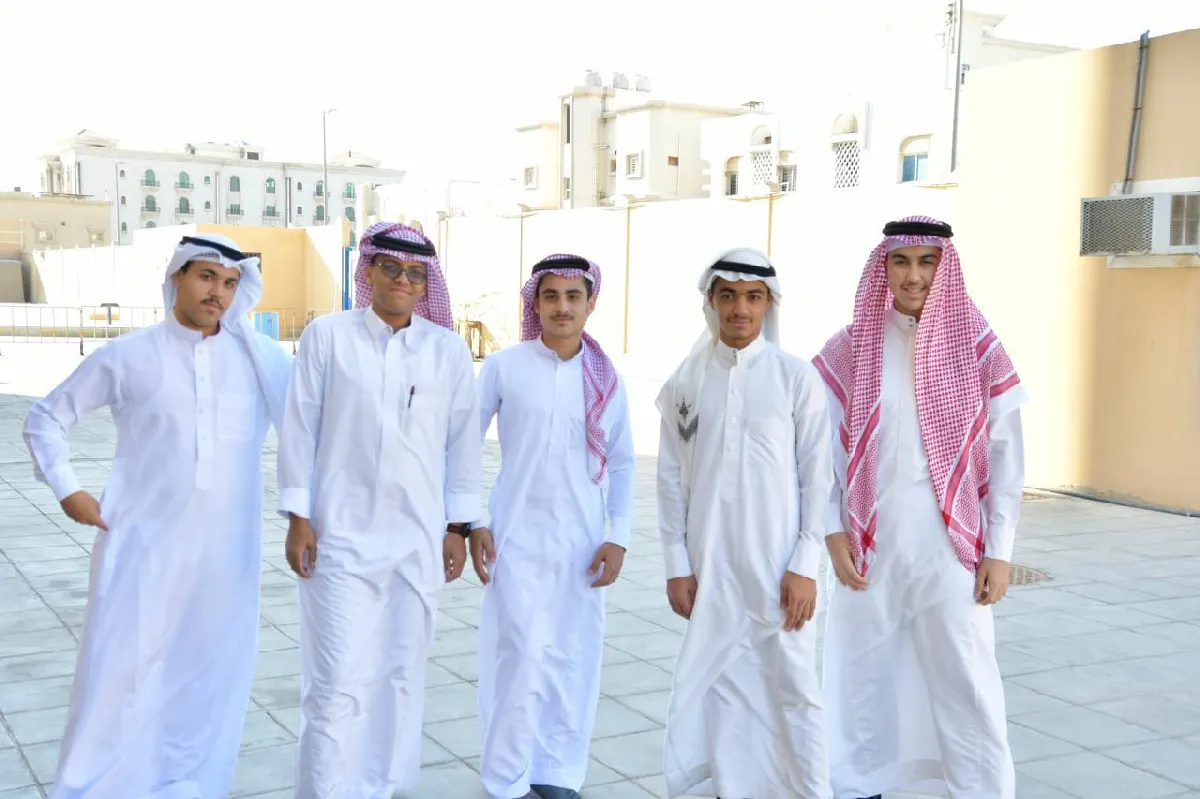 شاهد الصور.. طلاب المدارس الثانوية بمحافظة القطيف يلتزمون بالزي الوطني