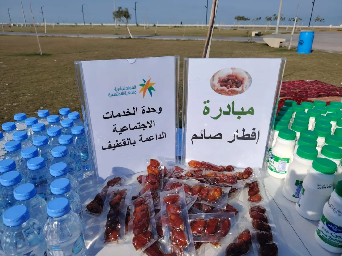 على كورنيش سنابس.. وحدة الخدمات الاجتماعية الداعمة بالقطيف توزّع 600 وجبة إفطار