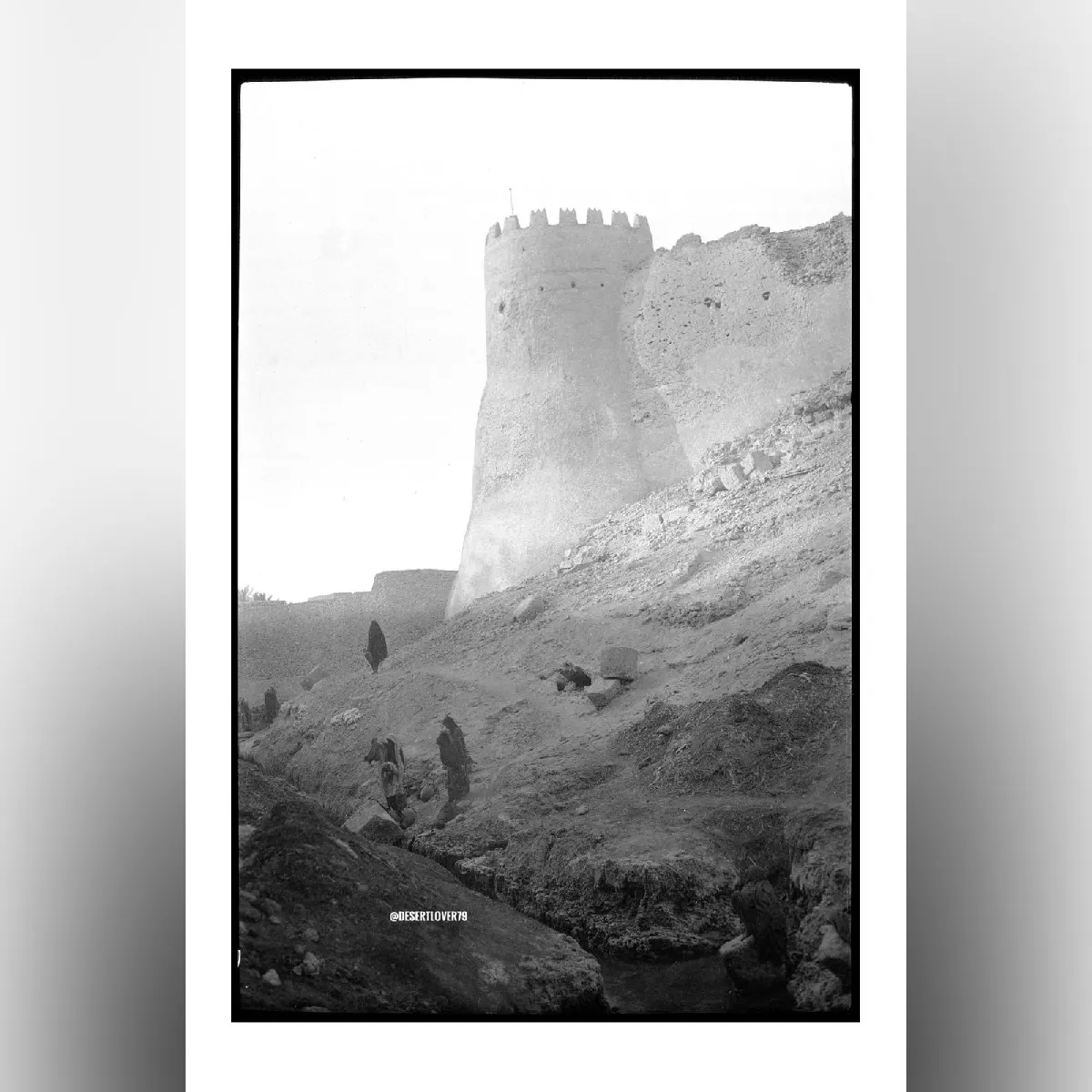 قلعة تاروت… مشهد نادر يوثّق حياة الماء والمرأة في ظل الحصن (1920–1935م)
