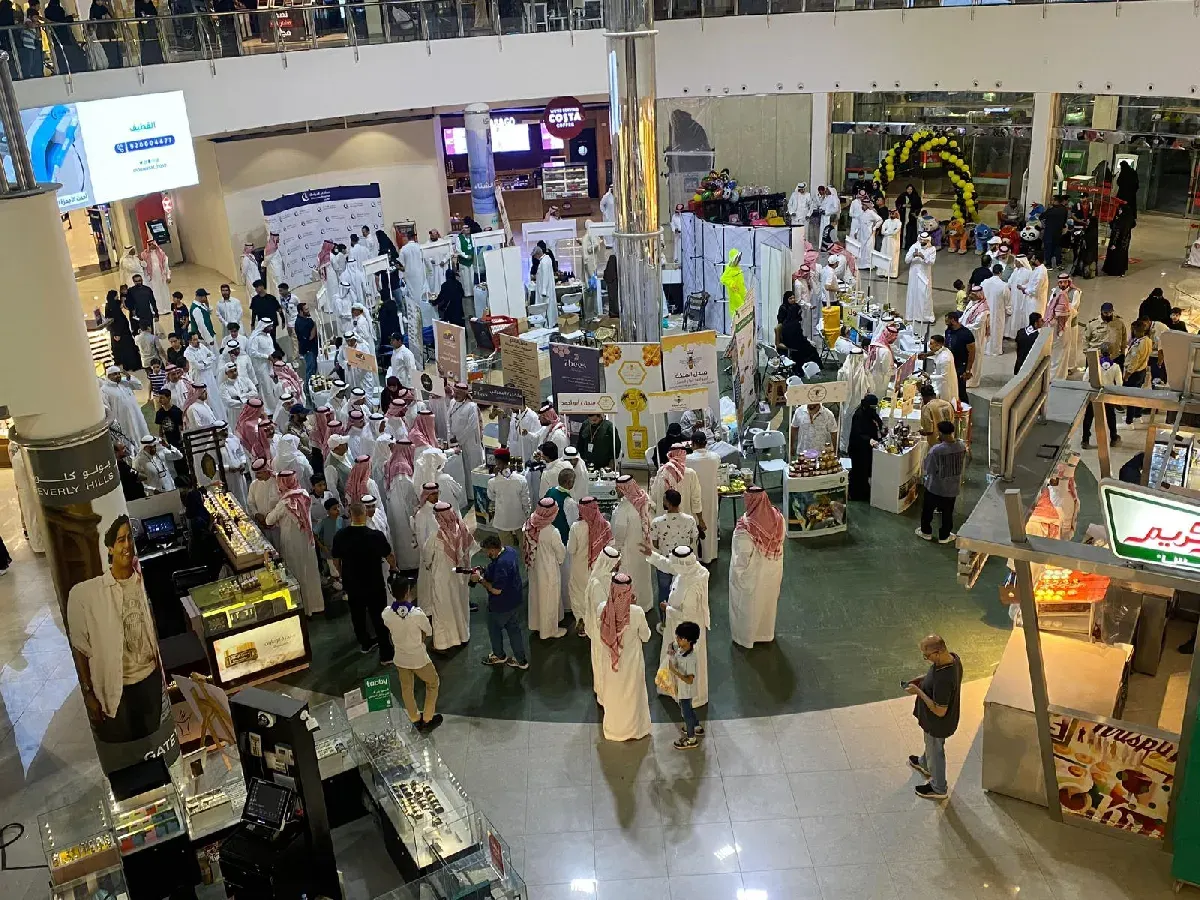عسل المانجروف يملأ الأجواء.. بهو سيتي مول القطيف يتحول إلى خلية نحل
