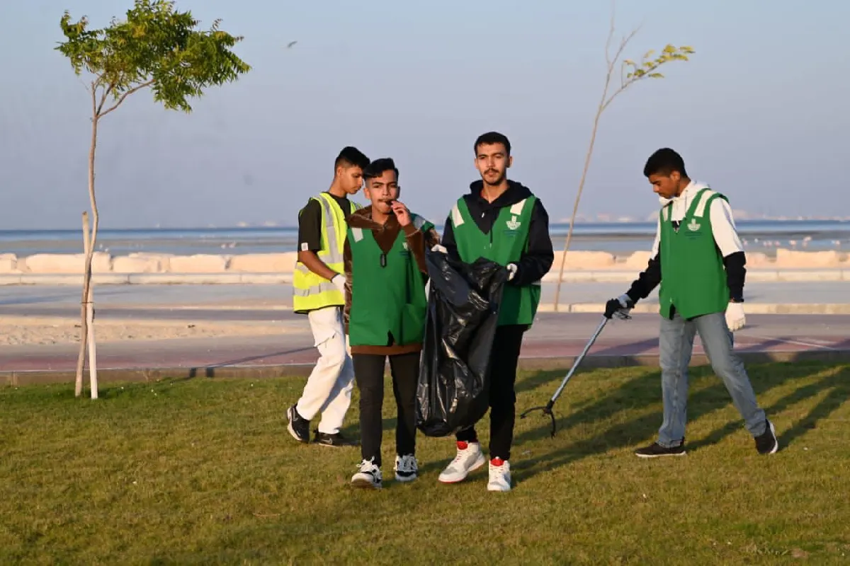 على الشريط الساحلي بسنابس.. مخلفات تتراكم وبيئة تستغيث.. وأيادٍ تمحو أثر الإهمال