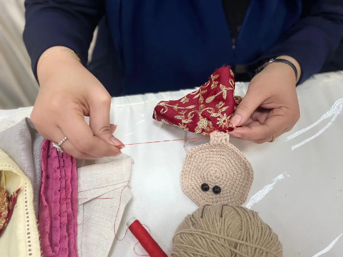 في القطيف.. مستفيدات الضمان الاجتماعي يحوّلن الخيوط إلى فن.. في ورشة «الأبليك بالكروشيه»