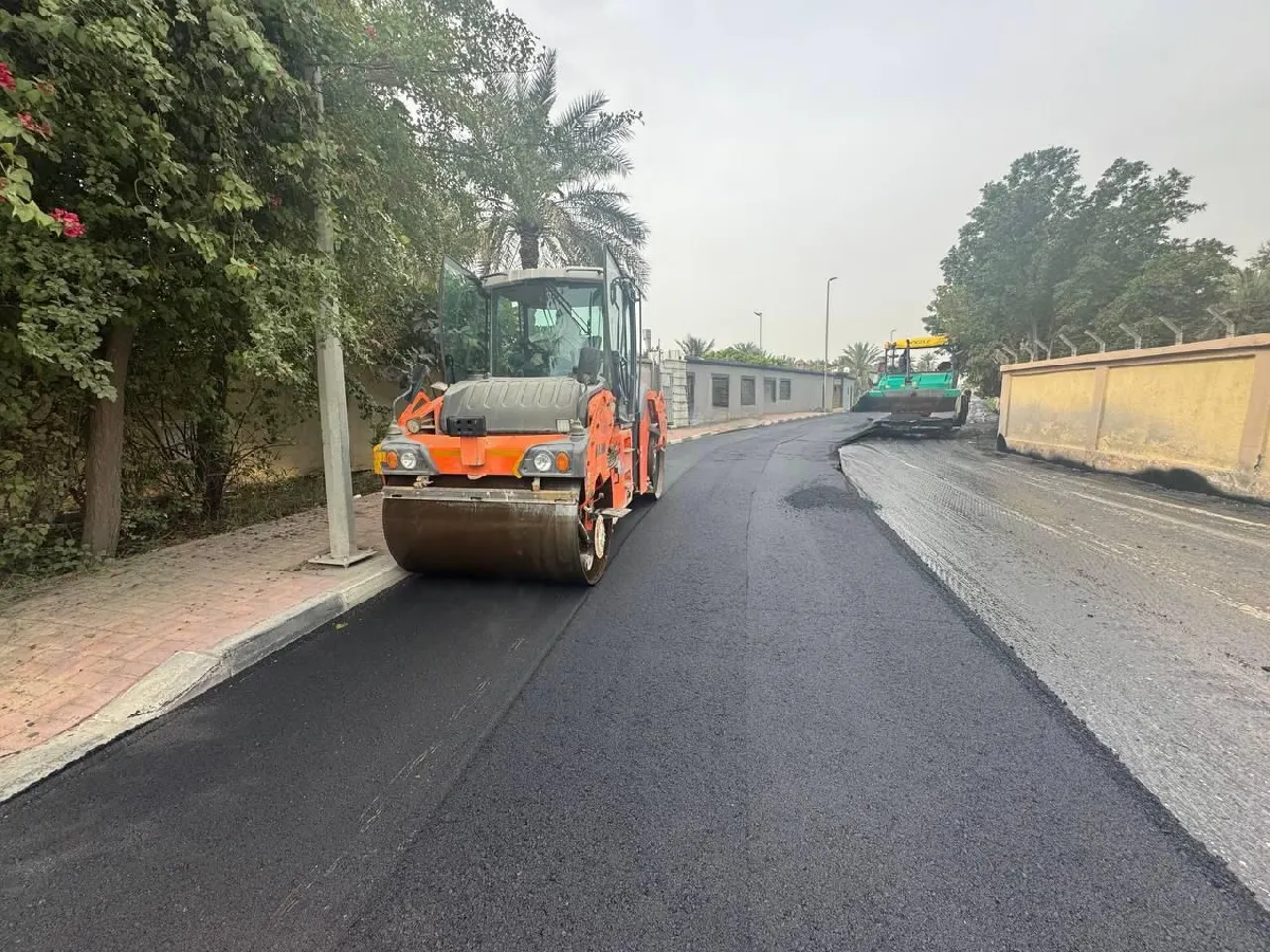 في الجارودية.. بلدية القطيف تواصل سفلتة شارع بدر وترفع كفاءة الطريق لتعزيز انسيابية الحركة المرورية