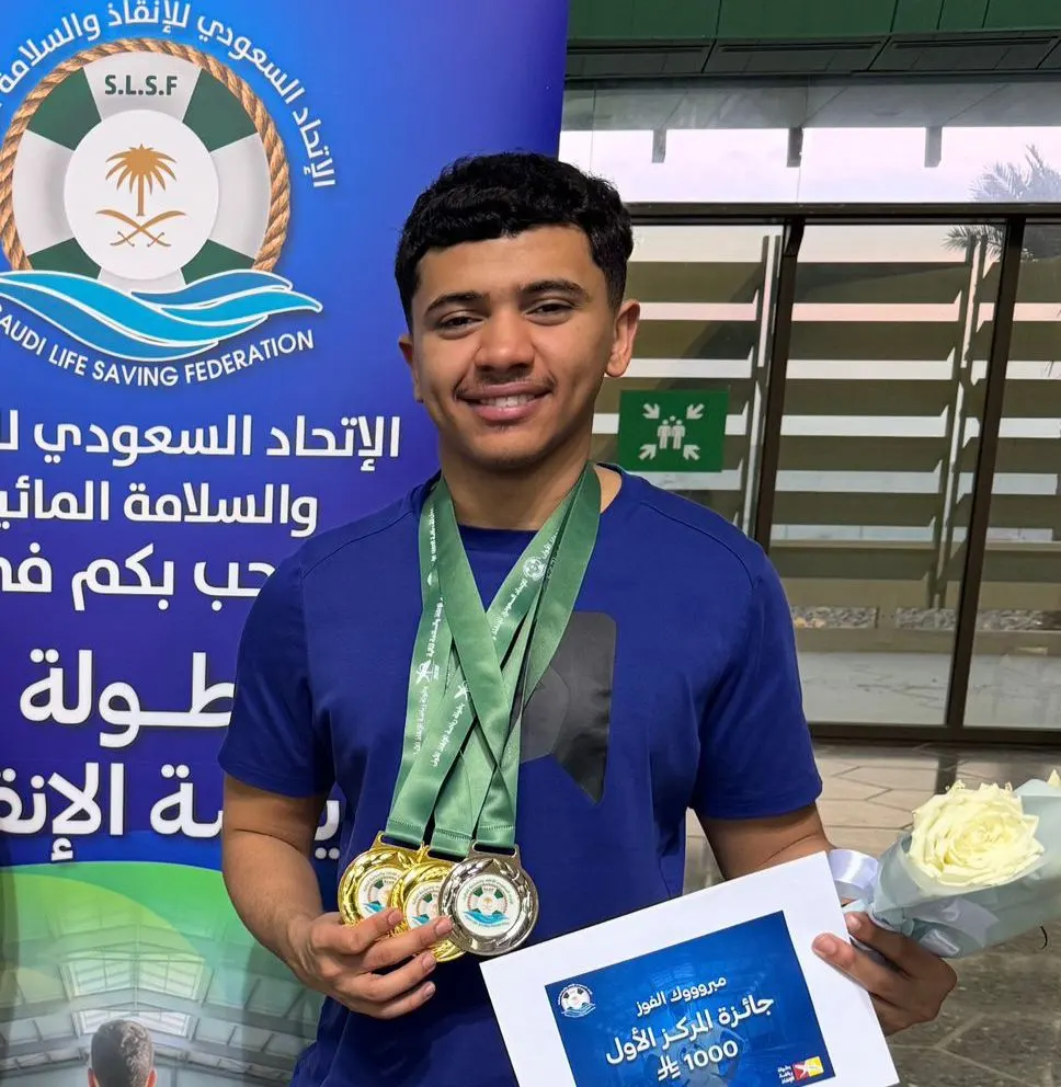 من شويكة القطيف.. نظير تألّقه في منافسات البطولة.. الاتحاد السعودي للإنقاذ والسلامة المائية يكرم أحمد مجيد آل ناس