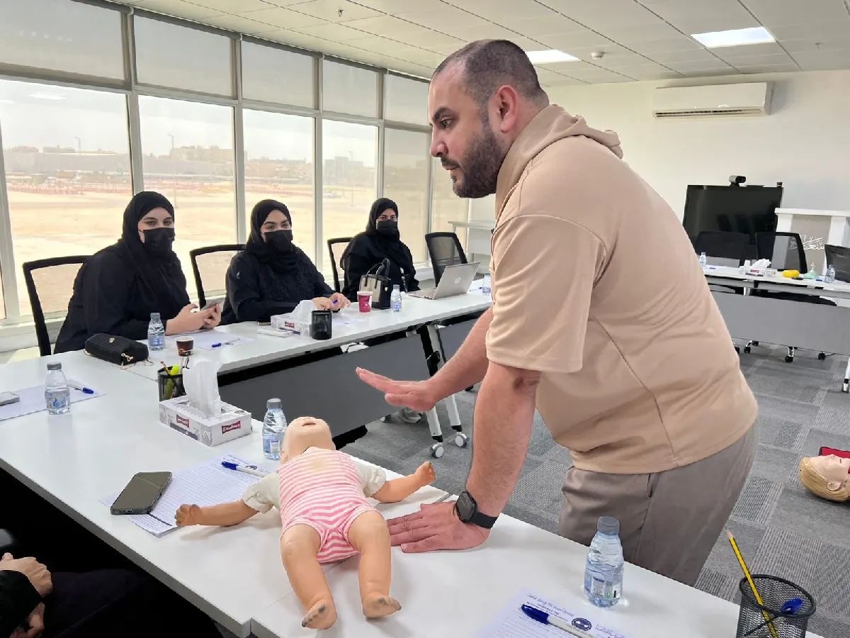 في سيهات.. أيادٍ تتدرب على إنقاذ الحياة بخطوات علمية وتطبيقات واقعية