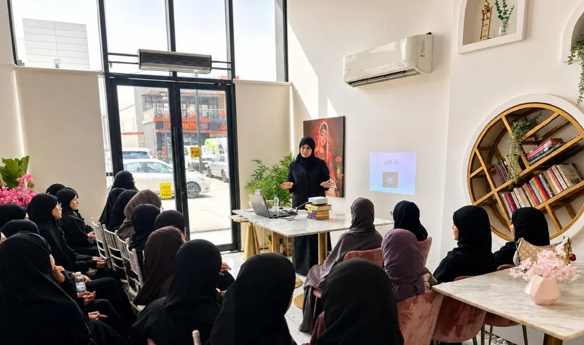 من توبي القطيف.. في «السرد الإبداعي».. حليمة بن درويش تفتح أبواب الحكاية أمام 50 طالبة