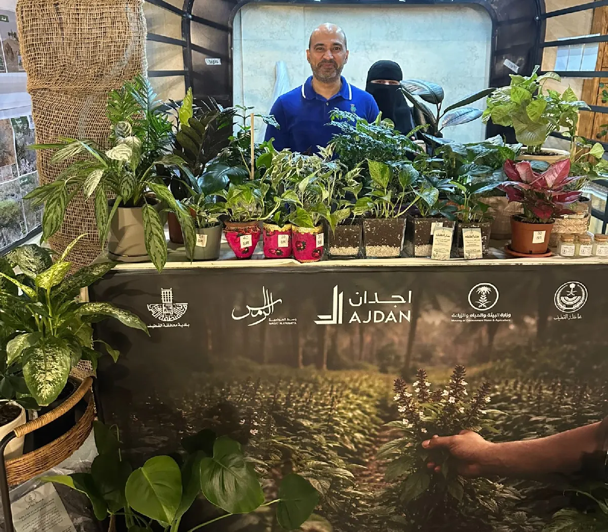من أم الحمام إلى وسط العوامية.. أمين العبدالعال ينشر ثقافة البستنة المنزلية بين زوار «عالم النباتات والزهور الأول»