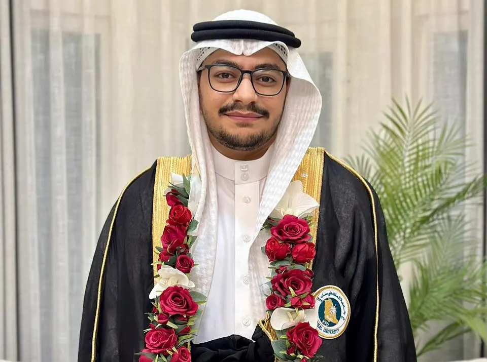 من تاروت.. «جامعة الملك فيصل» تمنح بشار النخلاوي بكالوريوس علم الاجتماع وخدمة المجتمع مع مرتبة الشرف
