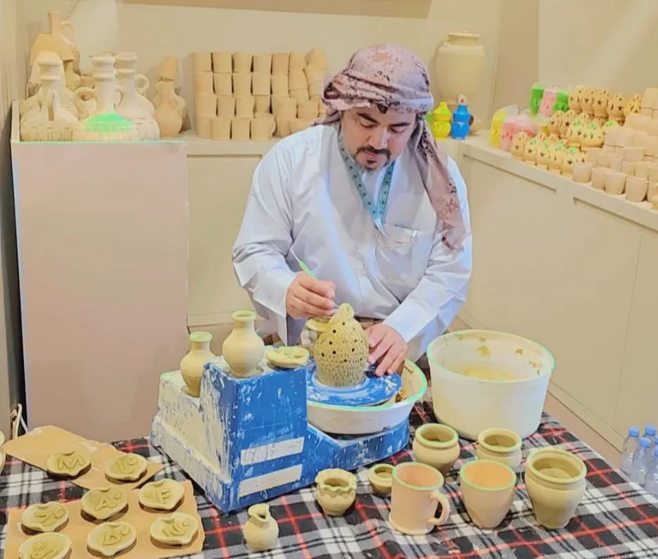 من القطيف إلى الرياض.. زكي الغراش يصوغ هوية الطين في فضاء «بنان» الدولي