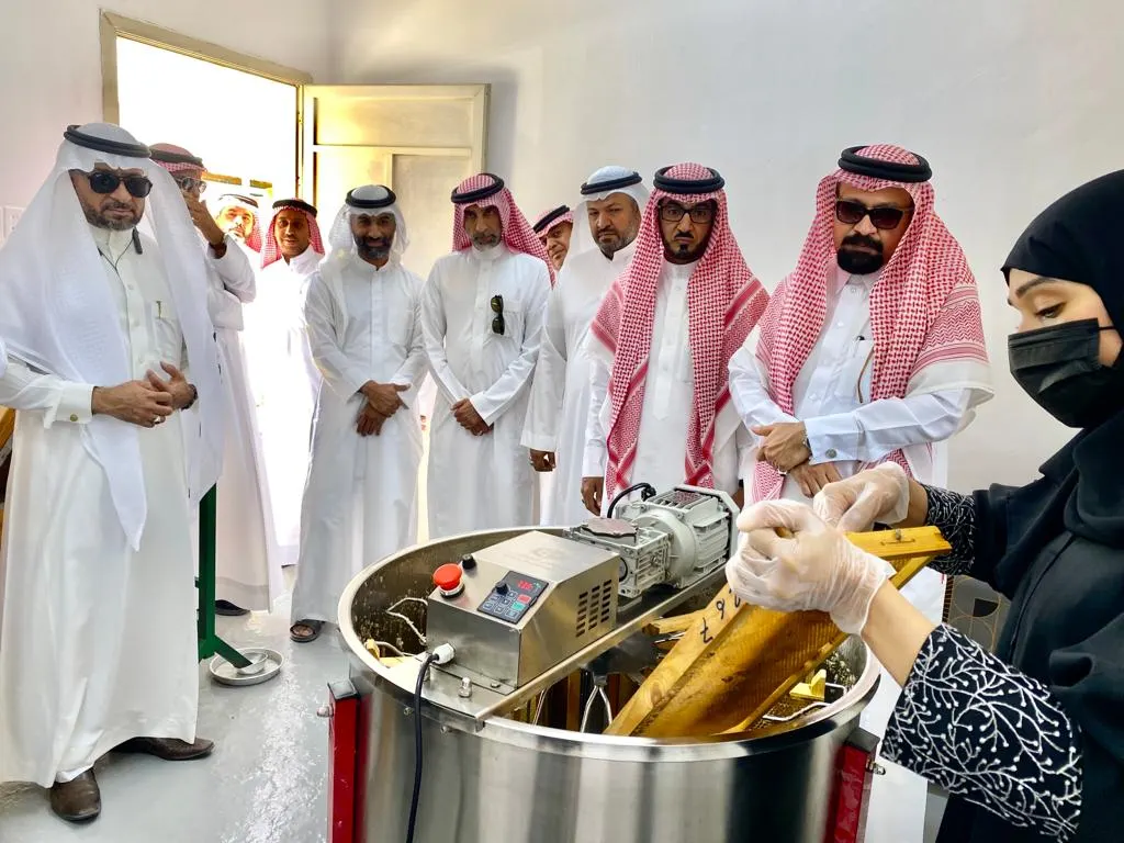 خلال وقوفه على منحل فاطمة الميلاد.. مدير مكتب بيئة ومياه وزراعة القطيف يطلّع على مراحل وطرق فرز عسل غابات المانجروف