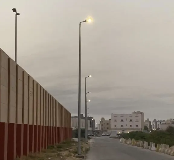 88 عمودًا تنير حي المشتل بالقديح.. صور