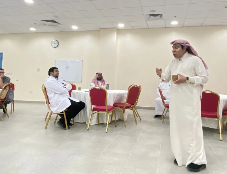من أم الحمام.. إبراهيم الشيخ يطوّر مهارات منسوبي شبكة القطيف على القيادة الطبيعية في بيئة العمل
