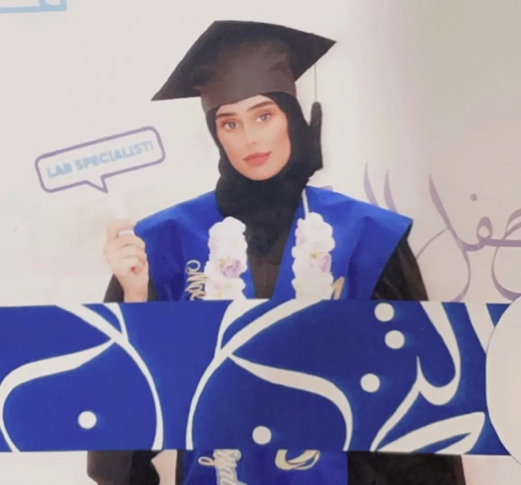 سنابس - الشاطئ.. كلية محمد المانع تمنح «زينب الأبيض» بكالوريوس مختبرات طبية