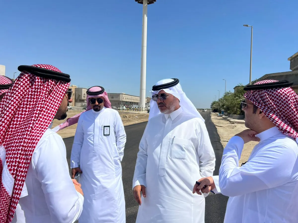 في تاروت.. رئيس البلدية يقف على المشاريع التنموية.. ويؤكد على الارتقاء بمستوى الخدمات