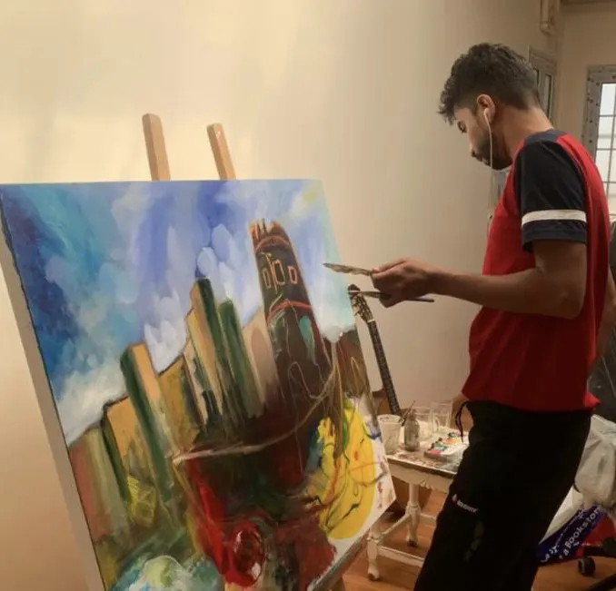 من أم الحمام.. التشكيلي حسن السالم يلوّن جدران آرت الرياض بلوحاته الفنية