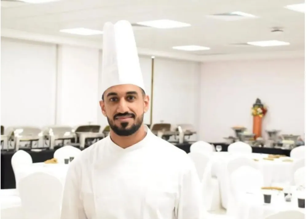 من شويكة القطيف.. لـ أحمد العسيف حكاية بين معطفين.. بدأت بـ الطب ثم الهندسة.. وانتهت بوظيفة خلف الموقد