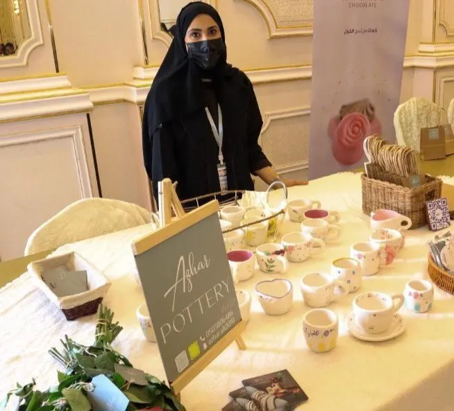 من صفوى.. يدٌ على المقود ويدٌ في الطين.. الخزافة أزهار قريش مدربة قيادة عشقت القهوة فصنعت أكوابها