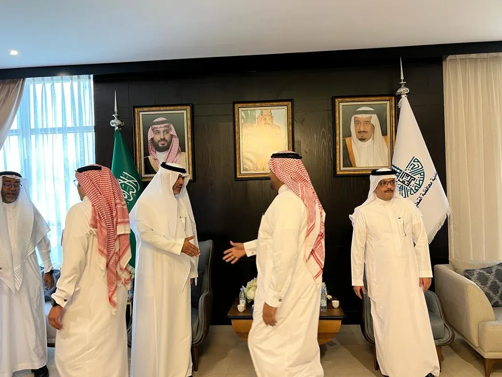 في القطيف.. موظفو البلدية يتبادلون التهاني بالأضحى السعيد.. صور