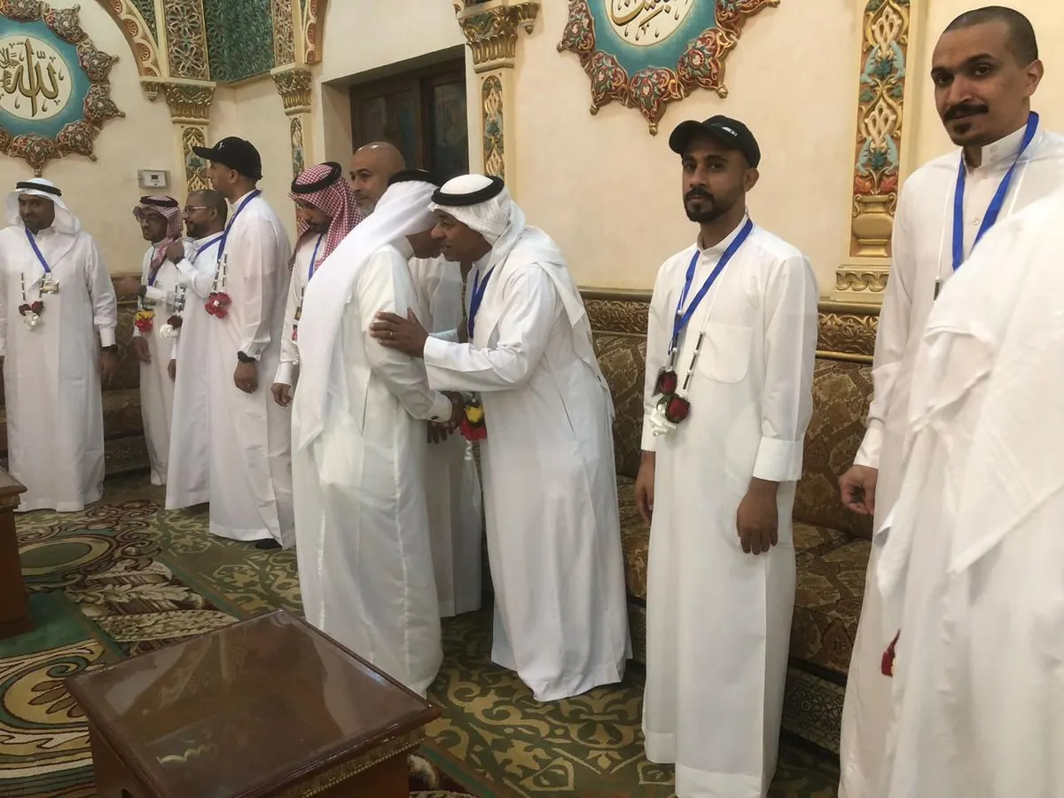 وسط حفاوة.. أم الحمام والجش والربيعية تستقبل حجاجها بالتهاني والورود والهدايا