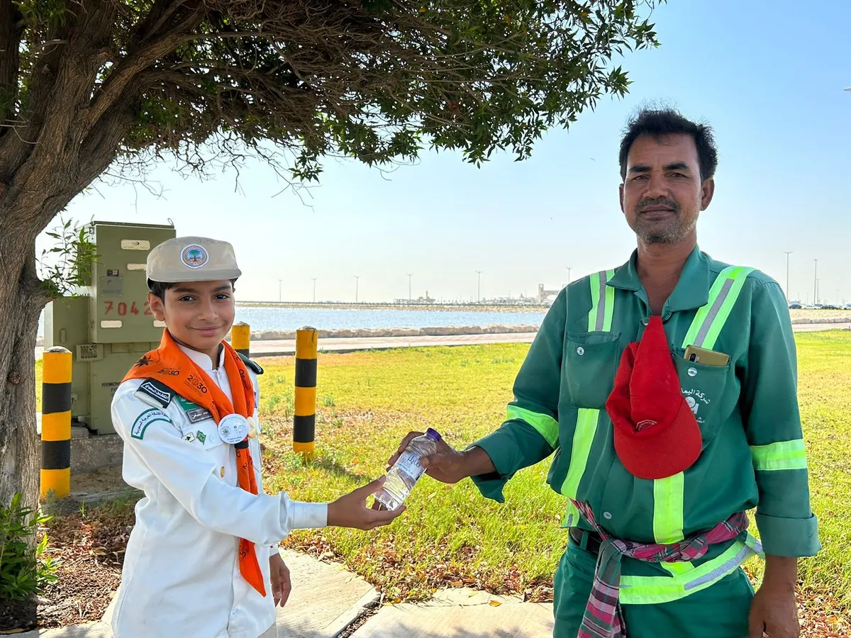 في القطيف.. رسل السلام يبرد صيف العمال بـ«سقيا الخير»
