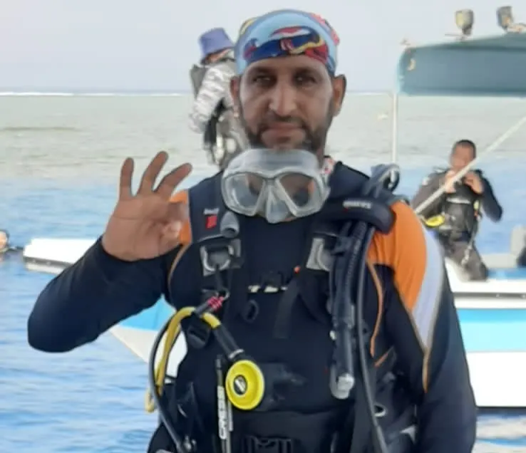 من تاروت.. الكابتن شكري آل قرانات من طفل يغامر بالسباحة إلى مدرب معتمد في الغوص العميق