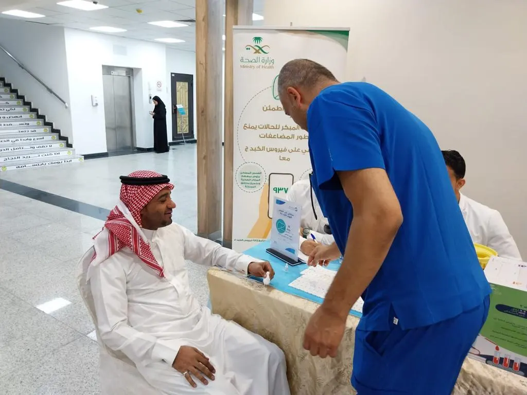 الطب الوقائي يطمئن على صحة وسلامة أكثر من 100 من منسوبي وزوّار بلدية القطيف.. صور