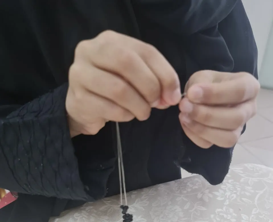 في القطيف.. الضمان يدرب مستفيداته على «فن صناعة الإكسسوارات»