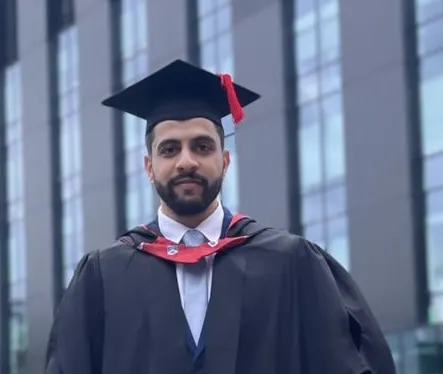 من أم الحمام.. جامعة مركز لانكشاير تمنح «أحمد سعود» البكالوريوس في هندسة السلامة من الحرائق