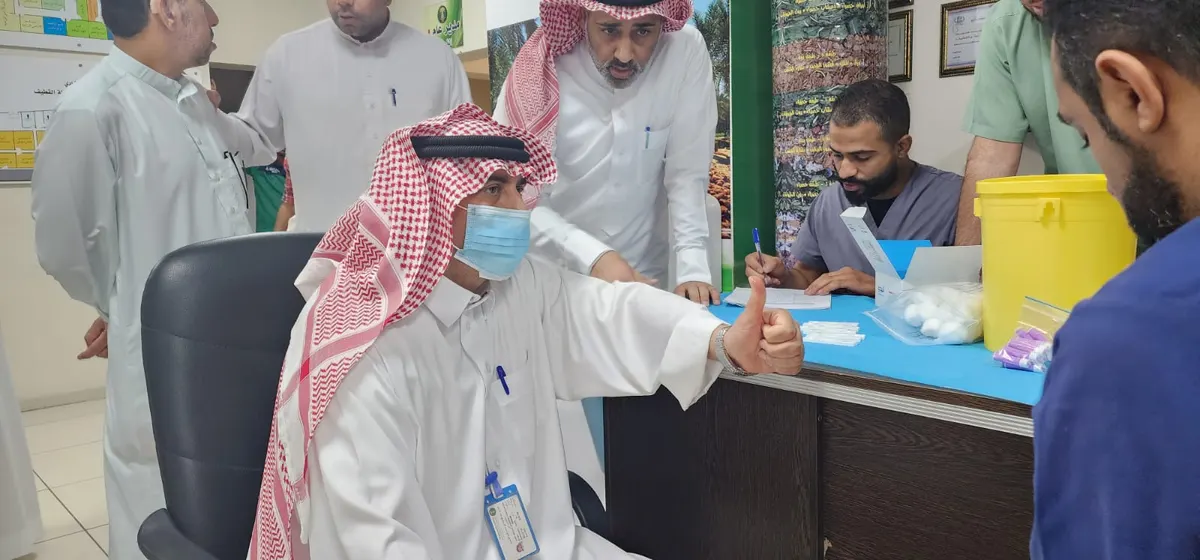 في حملة فحص التهاب الكبد.. «الطب الوقائي» يفحص 70 موظفًا من مكتب البيئة والمياه والزراعة بمحافظة القطيف