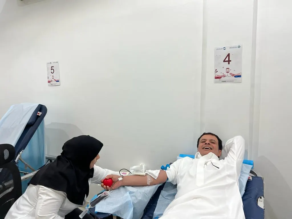 42 متبرعًا في أول أيام حملة مستشفى وبلدية القطيف للتبرع بالدم.. وبها نحيا