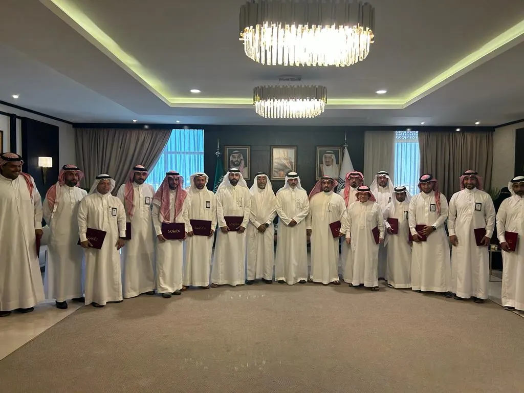 بالأسماء.. لجهودهم في تحقيق برنامج الحوافز لمنسوبي المشتريات الحكومية.. بلدية القطيف تكرّم موظفيها