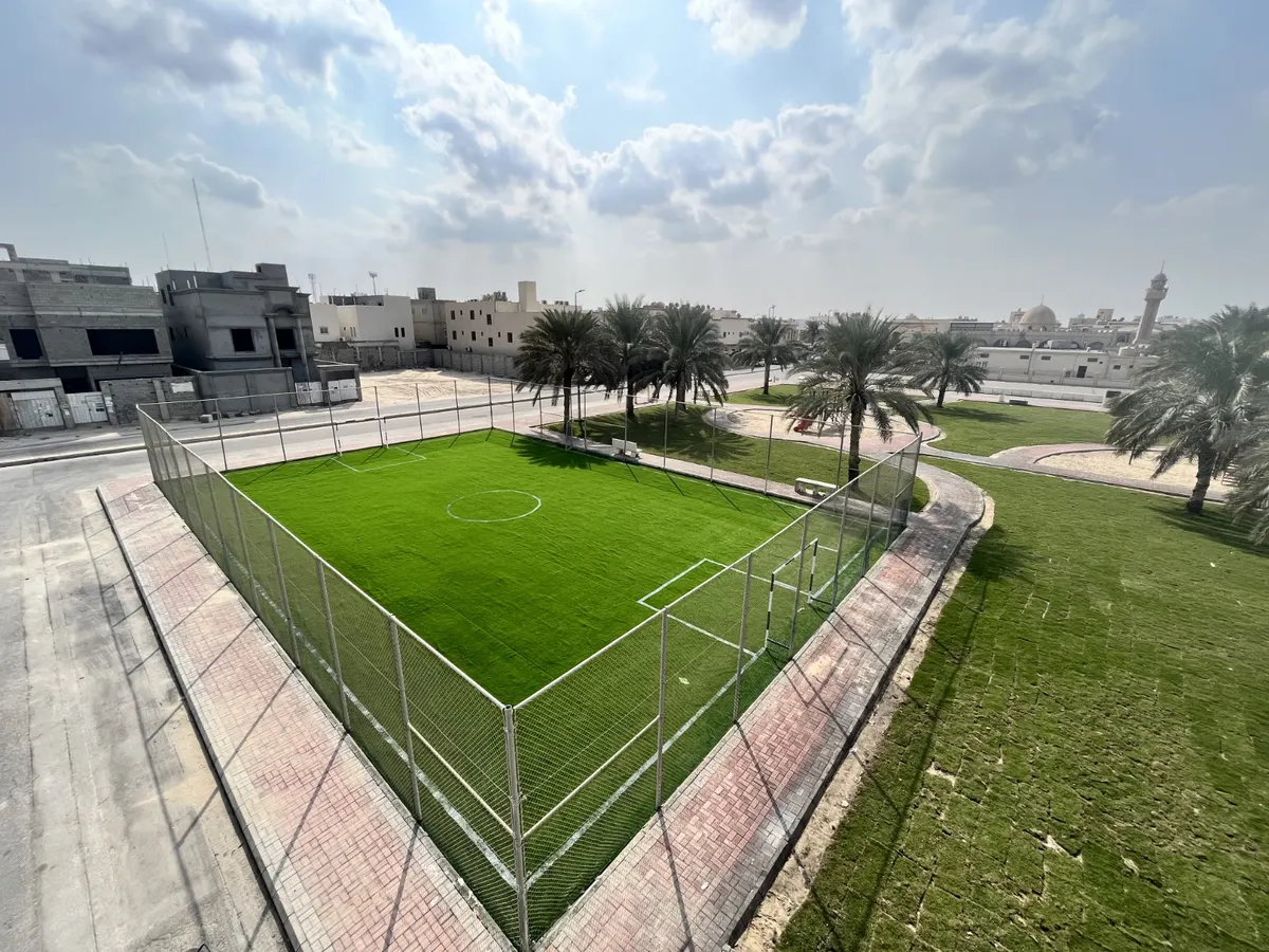في القطيف.. البلدية تؤهل 9 ملاعب رياضية بالنجيل الصناعي