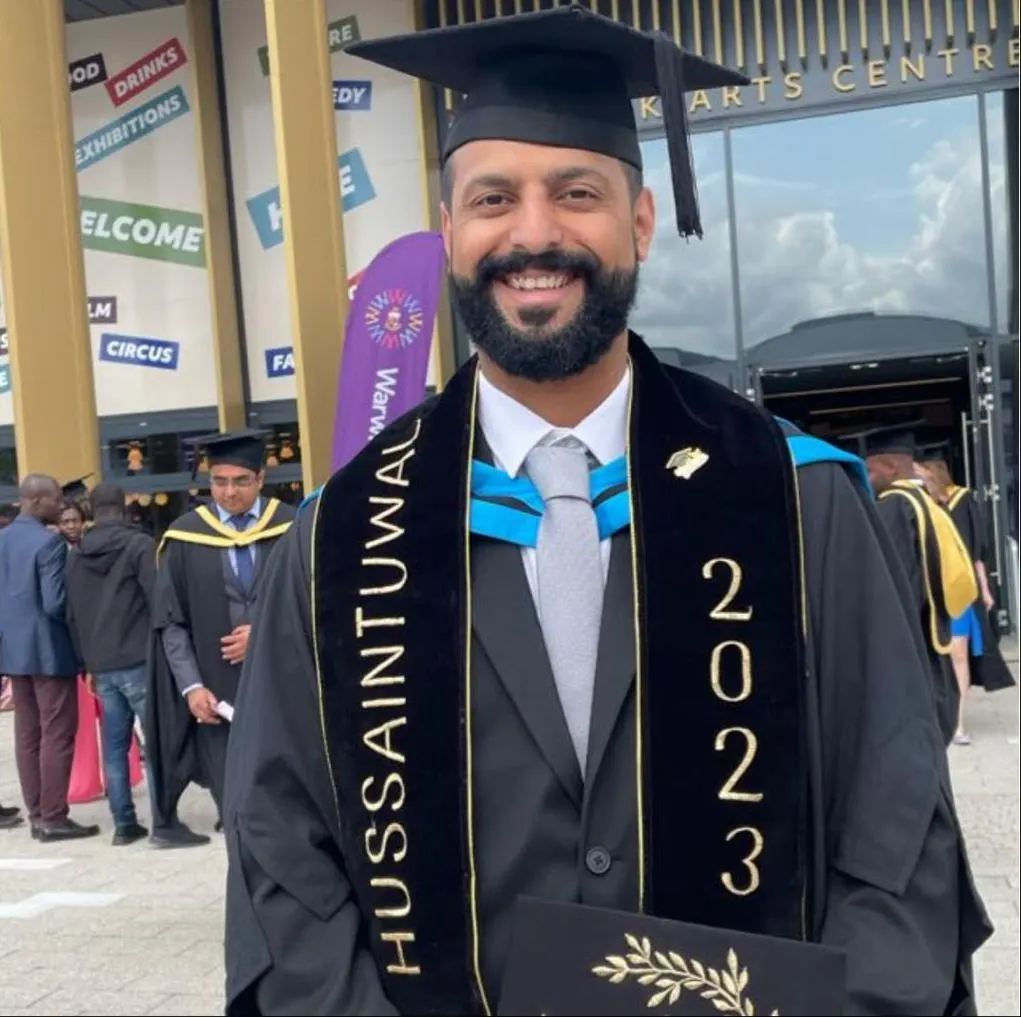 من سنابس.. بتقدير امتياز.. جامعة ووريك البريطانية تمنح «حسين الطوال» الماجستير في إدارة الموارد البشرية