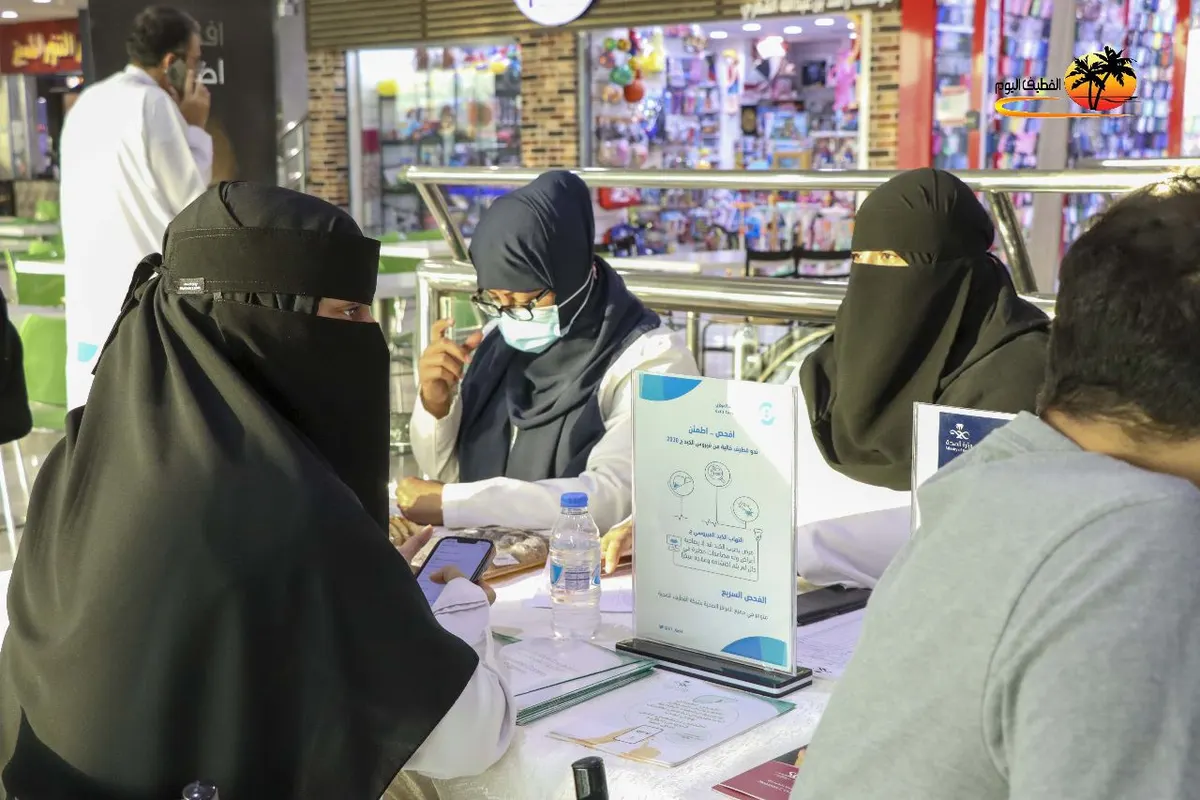 في القطيف.. متسوقو مجمع ستي مول تستوقفهم فعالية «الفحص عن التهاب الكبد الفيروسي ج».. كشفت أسراره وعرَّفت بالعلاج