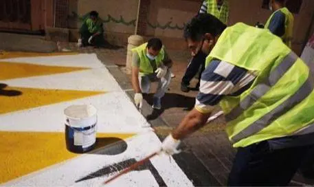 على مدى 4 أيام في القطيف وتاروت وسيهات وصفوى.. البلدية تستهدف محيط المدارس بمبادرة تطوعية