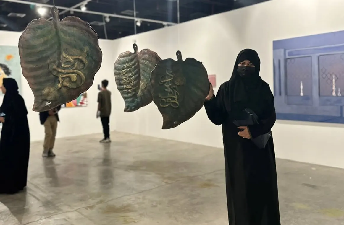 من توبي القطيف.. دلال الجارودي تنثر الفن في سمبوزيم المدينة الدولي