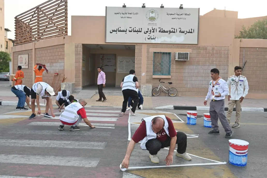 أكثر من 100 متطوع ينتشرون في محيط مدارس القطيف.. شاهد الصور